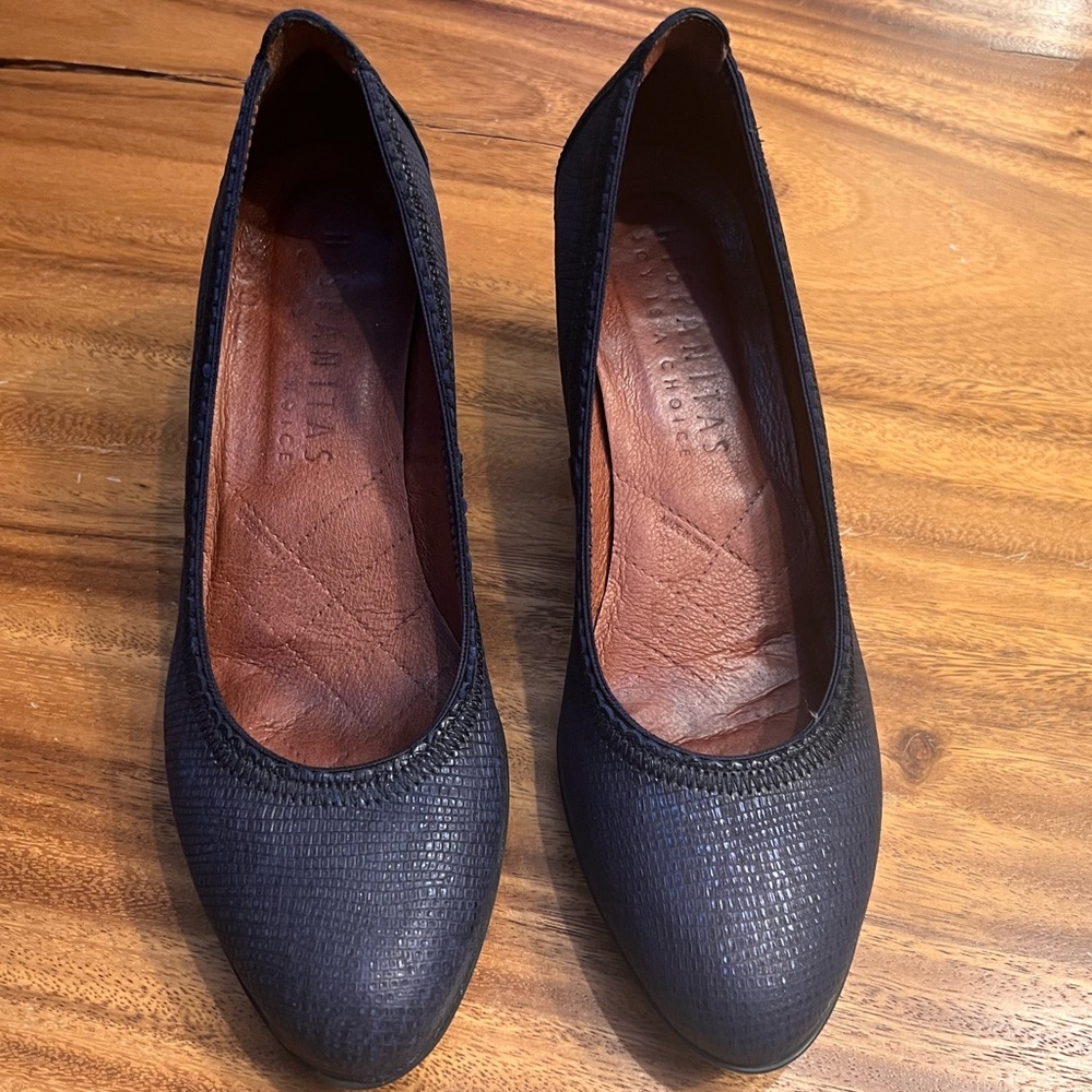 Hispanitas Navy Textured Heels